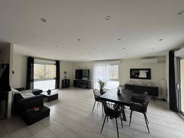 Maison individuelle familiale avec jardin et grand garage