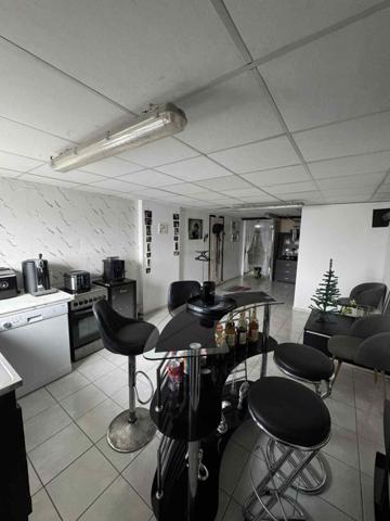 Maison individuelle familiale avec jardin et grand garage