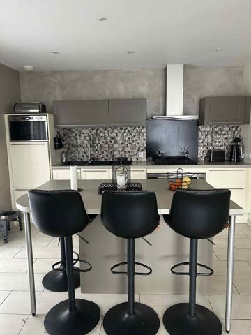 Maison individuelle familiale avec jardin et grand garage