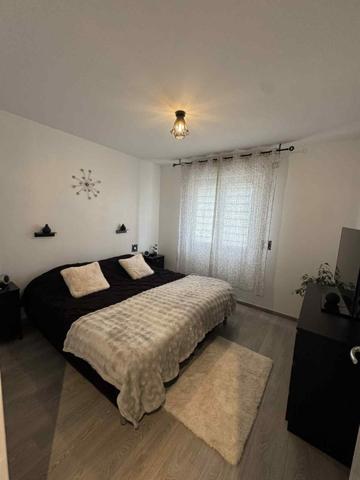 Maison individuelle familiale avec jardin et grand garage