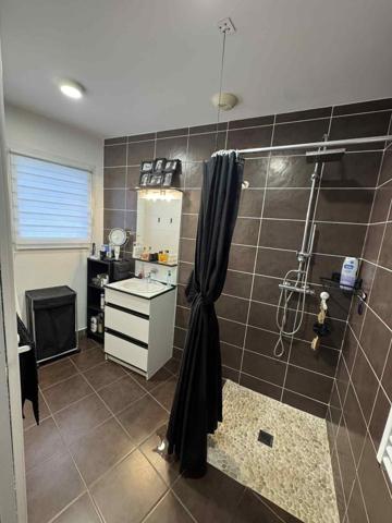 Maison individuelle familiale avec jardin et grand garage