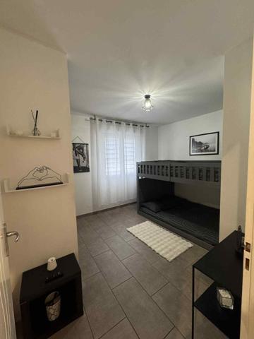 Maison individuelle familiale avec jardin et grand garage