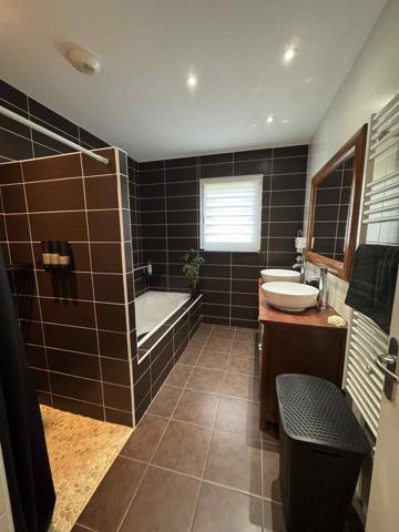 Maison individuelle familiale avec jardin et grand garage