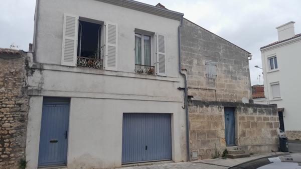 ROCHEFORT  centre ville maison de ville de 76 m²  de type 3 avec garage