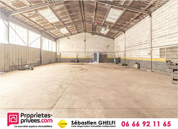 bâtiment d'environ 240 m² au sol-bureau-terrain constructible de 2120 m²