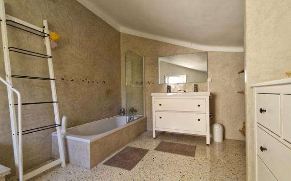 Maison à vendre    6 pièces •  Pujaut