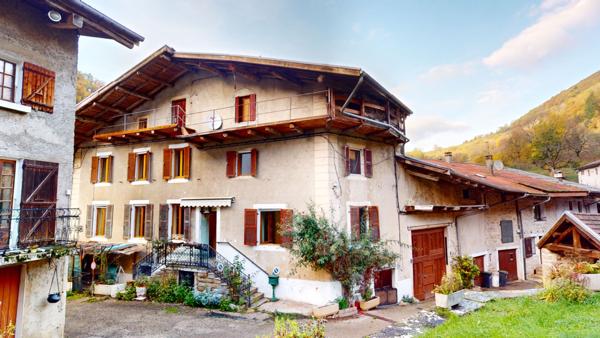 Grande maison à rénover avec grange à Boyeux-Saint-Jerome