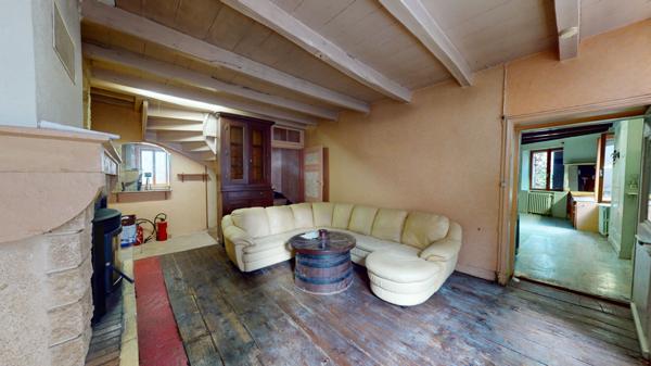 Grande maison à rénover avec grange à Boyeux-Saint-Jerome