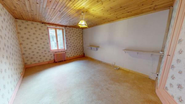 Grande maison à rénover avec grange à Boyeux-Saint-Jerome