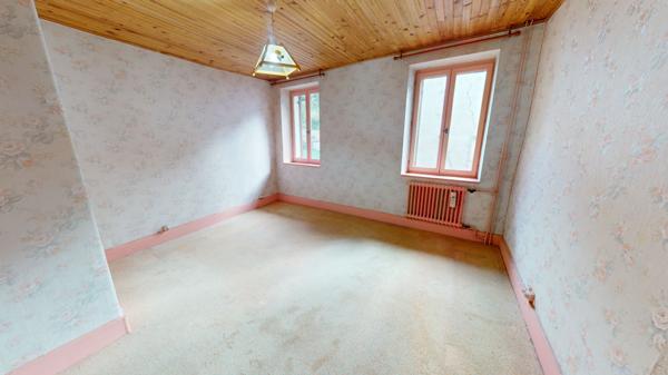 Grande maison à rénover avec grange à Boyeux-Saint-Jerome