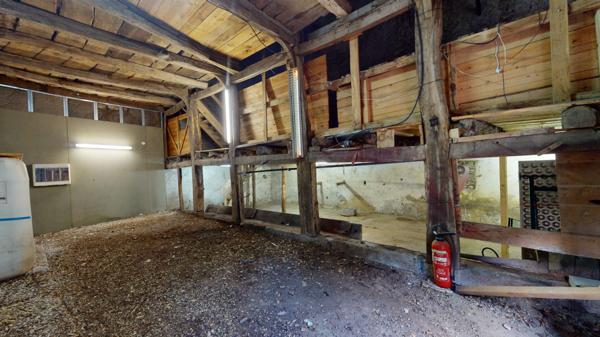 Grande maison à rénover avec grange à Boyeux-Saint-Jerome