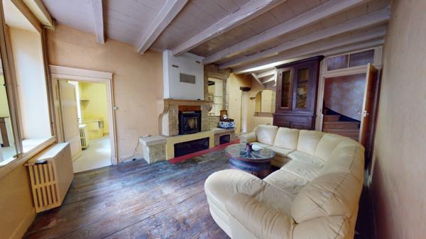 Grande maison à rénover avec grange à Boyeux-Saint-Jerome