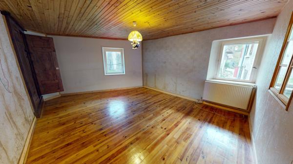 Grande maison à rénover avec grange à Boyeux-Saint-Jerome