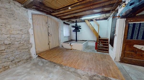 Grande maison à rénover avec grange à Boyeux-Saint-Jerome