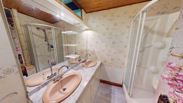 Grande maison à rénover avec grange à Boyeux-Saint-Jerome