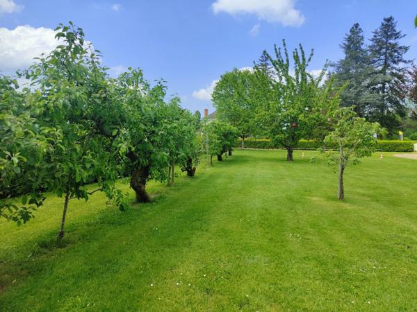 TERRAIN CONSTRUCTIBLE DE 1.070 m² ENTRE SABLE ET TIERCE