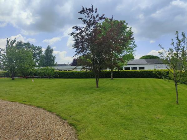 TERRAIN CONSTRUCTIBLE DE 1.070 m² ENTRE SABLE ET TIERCE