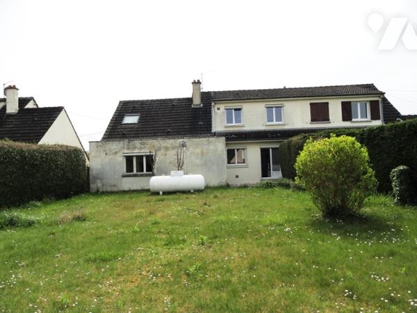 NEUILLY SAINT FRONT - Maison d'habitation de 143 m² avec terrain et garage.