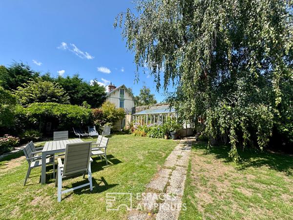 Maison bourgeoise et sa dépendance de charme subtilement rénovées