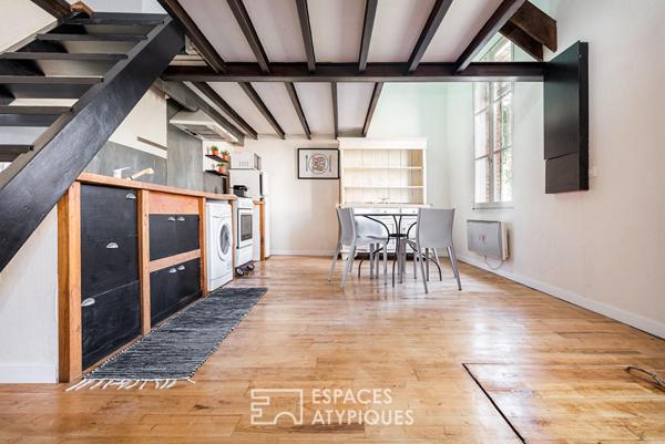 Chartreuse de charme dans le bas de côte pavée