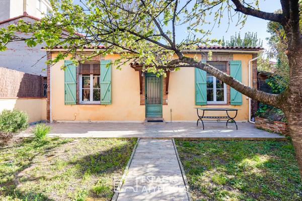 Chartreuse de charme dans le bas de côte pavée