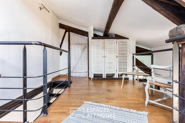 Chartreuse de charme dans le bas de côte pavée