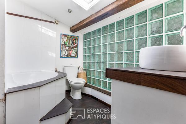 Chartreuse de charme dans le bas de côte pavée