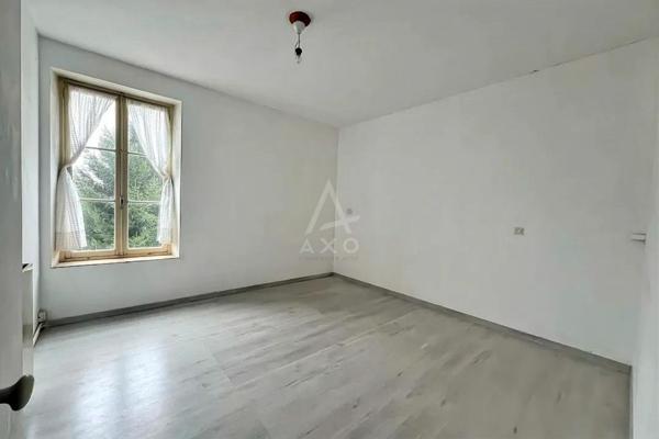 Maison de ville spacieuse et fonctionnelle avec un fort potentiel