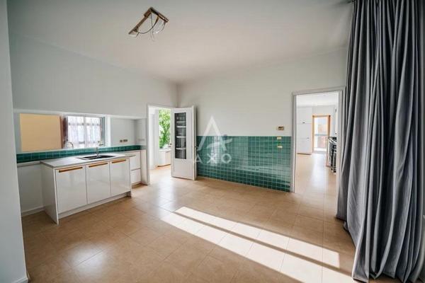 Maison de ville spacieuse et fonctionnelle avec un fort potentiel