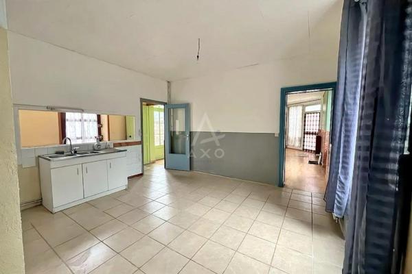 Maison de ville spacieuse et fonctionnelle avec un fort potentiel