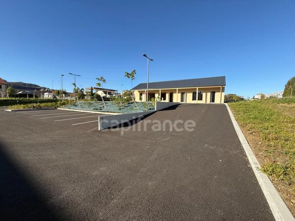 Locaux commerciaux emplacement stratégique, forte visibilité