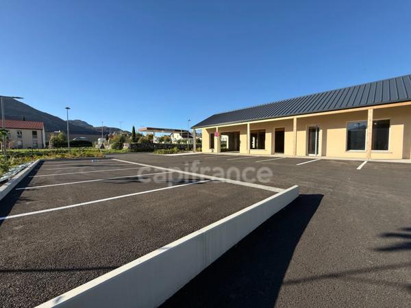 Locaux commerciaux emplacement stratégique, forte visibilité