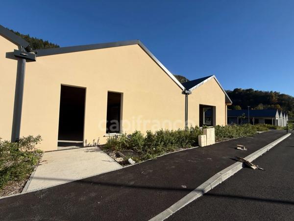 Locaux commerciaux emplacement stratégique, forte visibilité