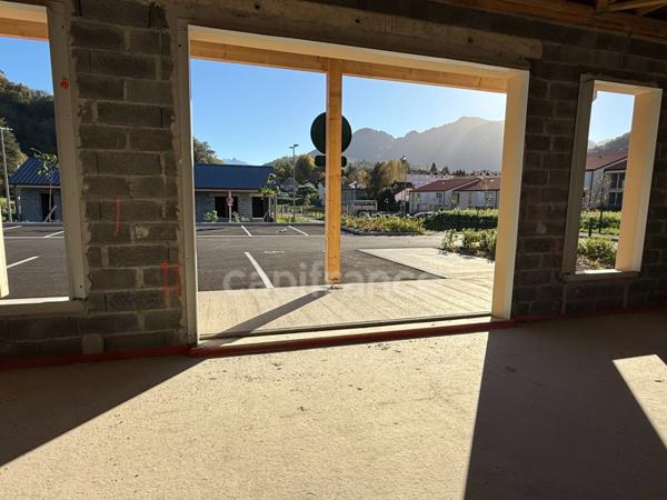 Locaux commerciaux emplacement stratégique, forte visibilité