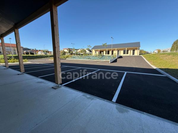 Locaux commerciaux emplacement stratégique, forte visibilité