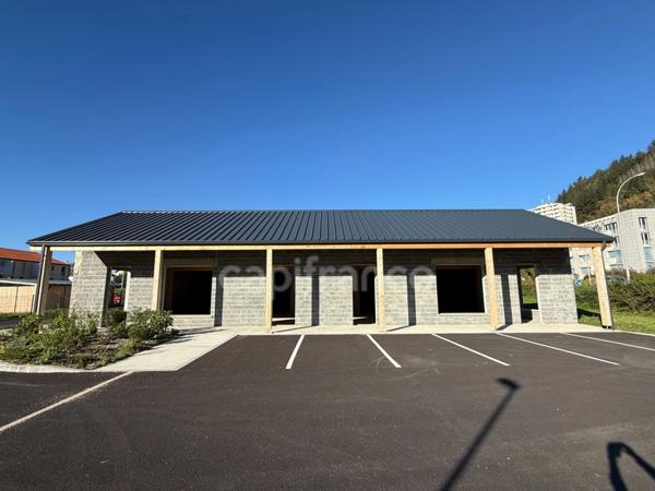 Locaux commerciaux emplacement stratégique, forte visibilité