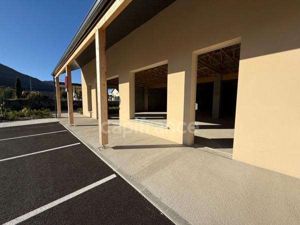 Locaux commerciaux emplacement stratégique, forte visibilité