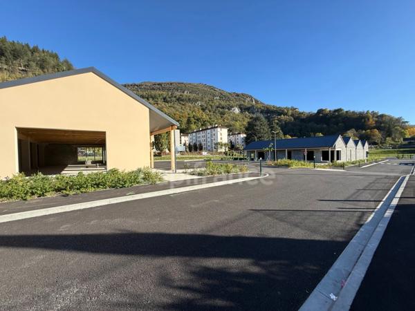 Locaux commerciaux emplacement stratégique, forte visibilité