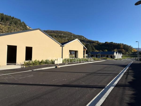 Locaux commerciaux emplacement stratégique, forte visibilité