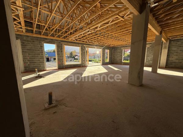 Locaux commerciaux emplacement stratégique, forte visibilité