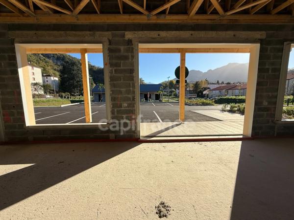 Locaux commerciaux emplacement stratégique, forte visibilité