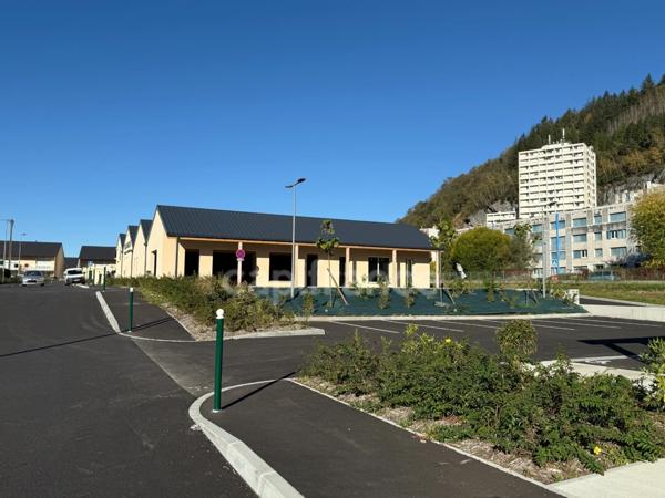 Locaux commerciaux emplacement stratégique, forte visibilité