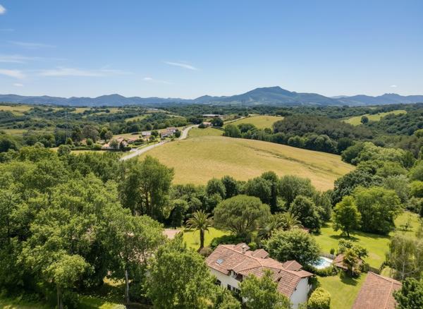 MENDIRA - Maison d'architecte à Arbonne avec vue montagnes