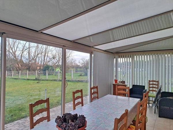Maison 5 chambres, dans un village dynamique, à proximité directe des commodités.