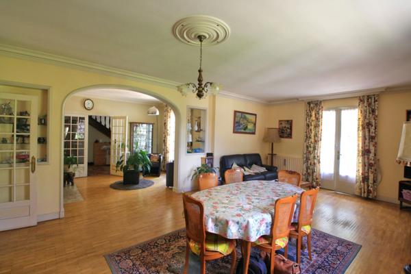 Maison 5 chambres, dans un village dynamique, à proximité directe des commodités.
