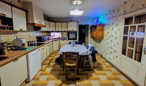 CENTRE VILLE BRASSAC - IMMEUBLE MIXTE APPARTEMENT T6  + FDC de BOULANGERIE