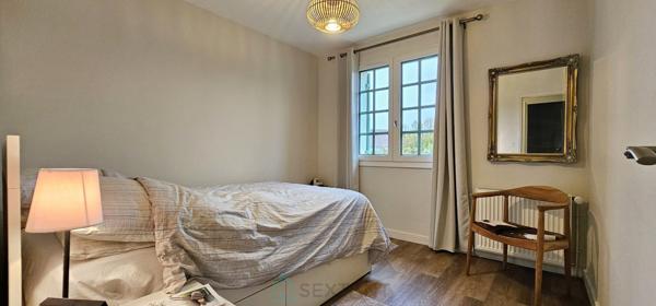 Maison de 170 m² avec piscine sur un magnifique terrain arboré de 5000 m² avec une vue panoramique sur la vallée.