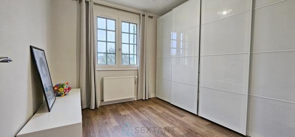 Maison de 170 m² avec piscine sur un magnifique terrain arboré de 5000 m² avec une vue panoramique sur la vallée.