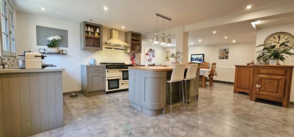 Maison de 170 m² avec piscine sur un magnifique terrain arboré de 5000 m² avec une vue panoramique sur la vallée.