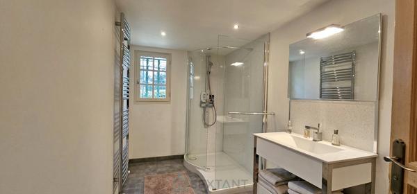 Maison de 170 m² avec piscine sur un magnifique terrain arboré de 5000 m² avec une vue panoramique sur la vallée.